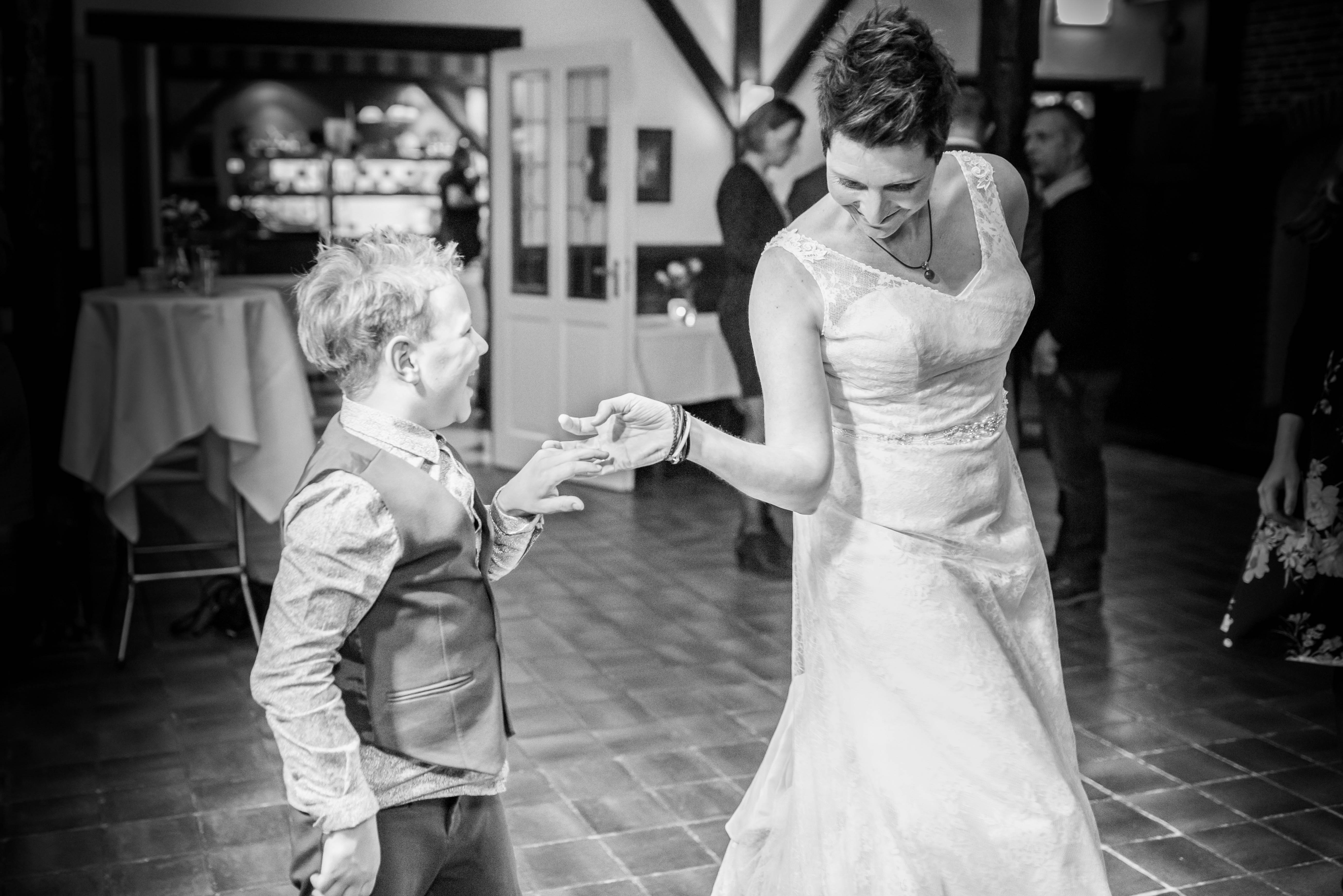 Neefje danst met de bruid