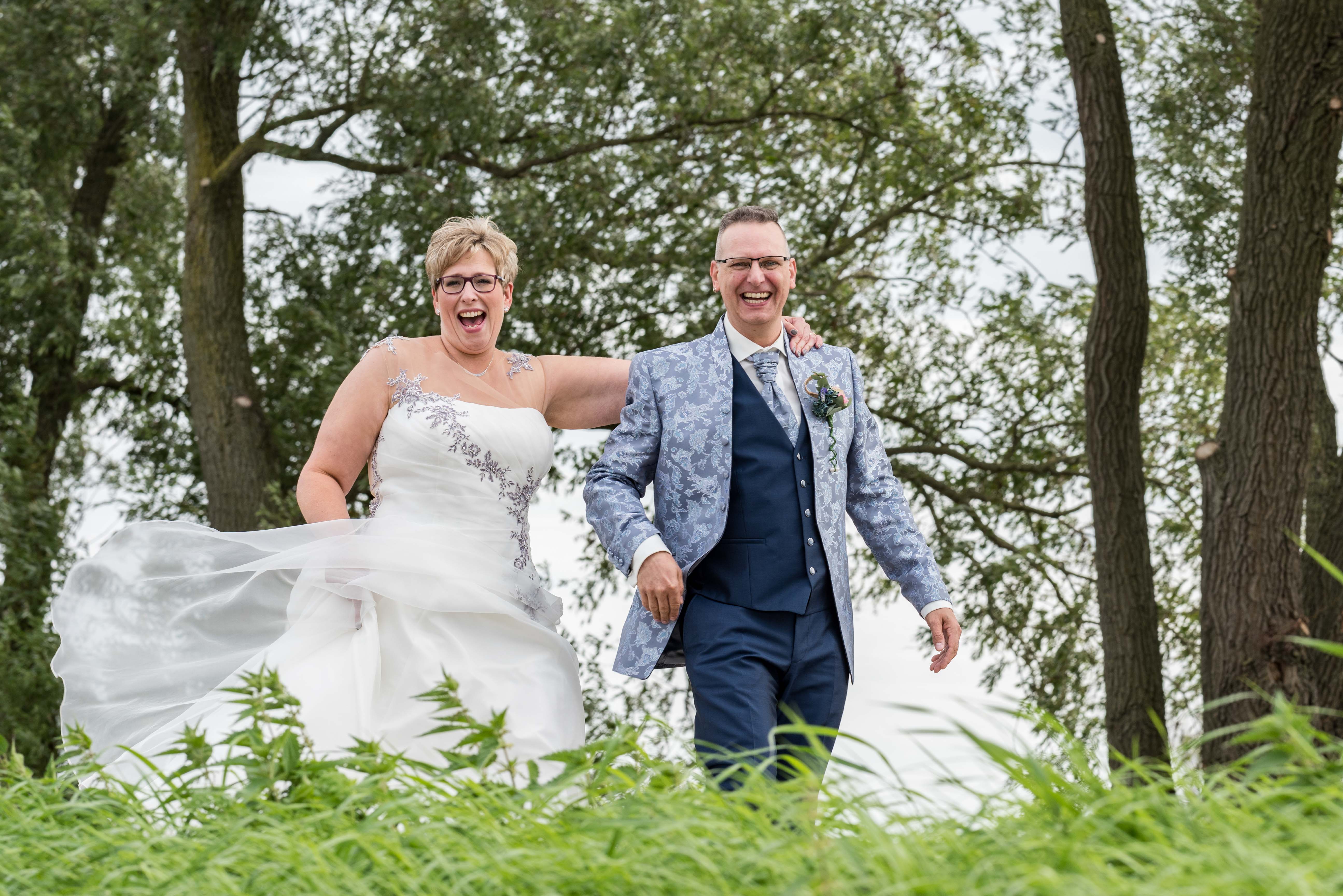 Bruid en bruidegom op een dijk