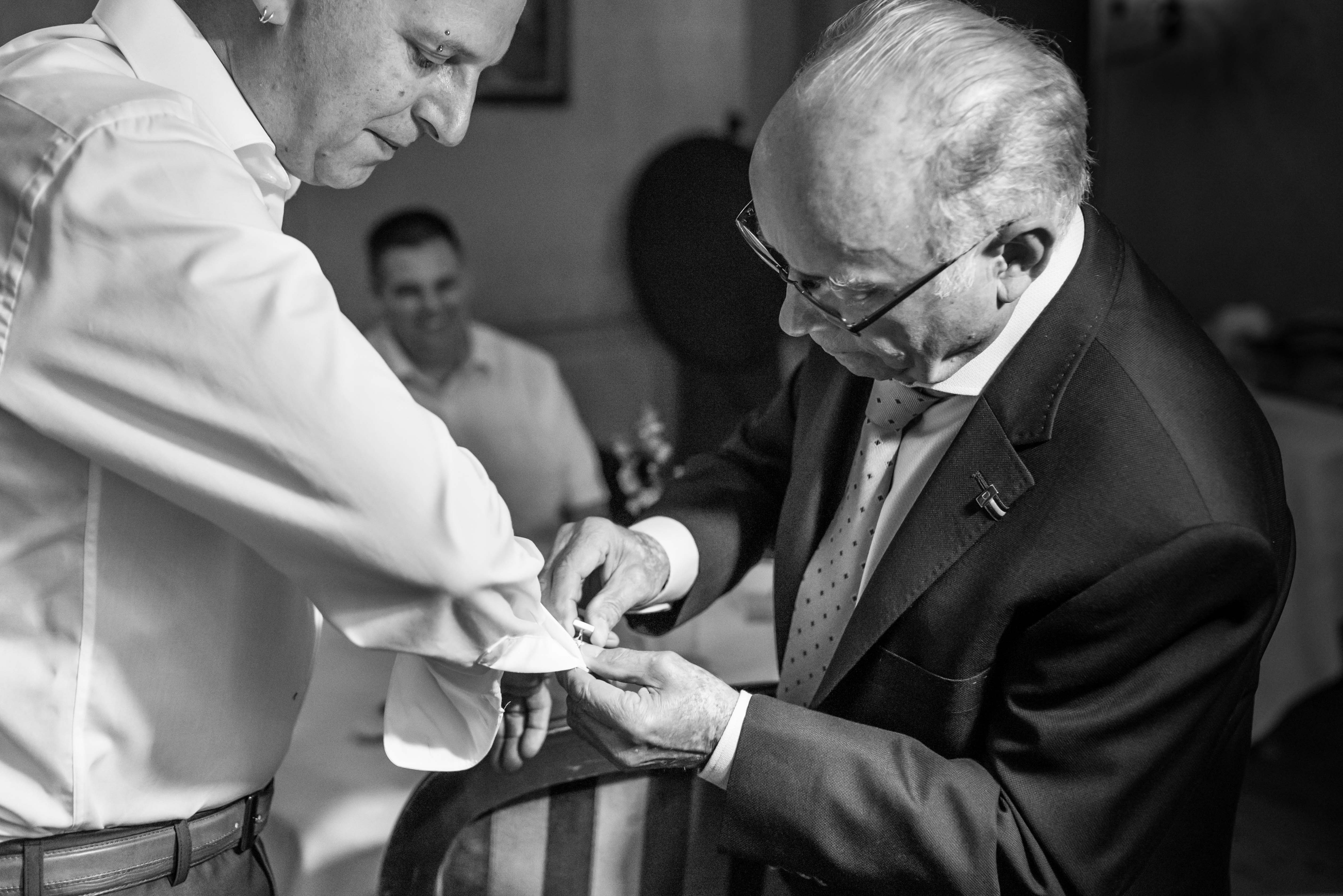 Vader helpt bruidegom met manchetknopen