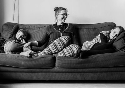 Moeder met haar kinderen op de bank Jasja de Wit Fotografie Gezinsfotografie