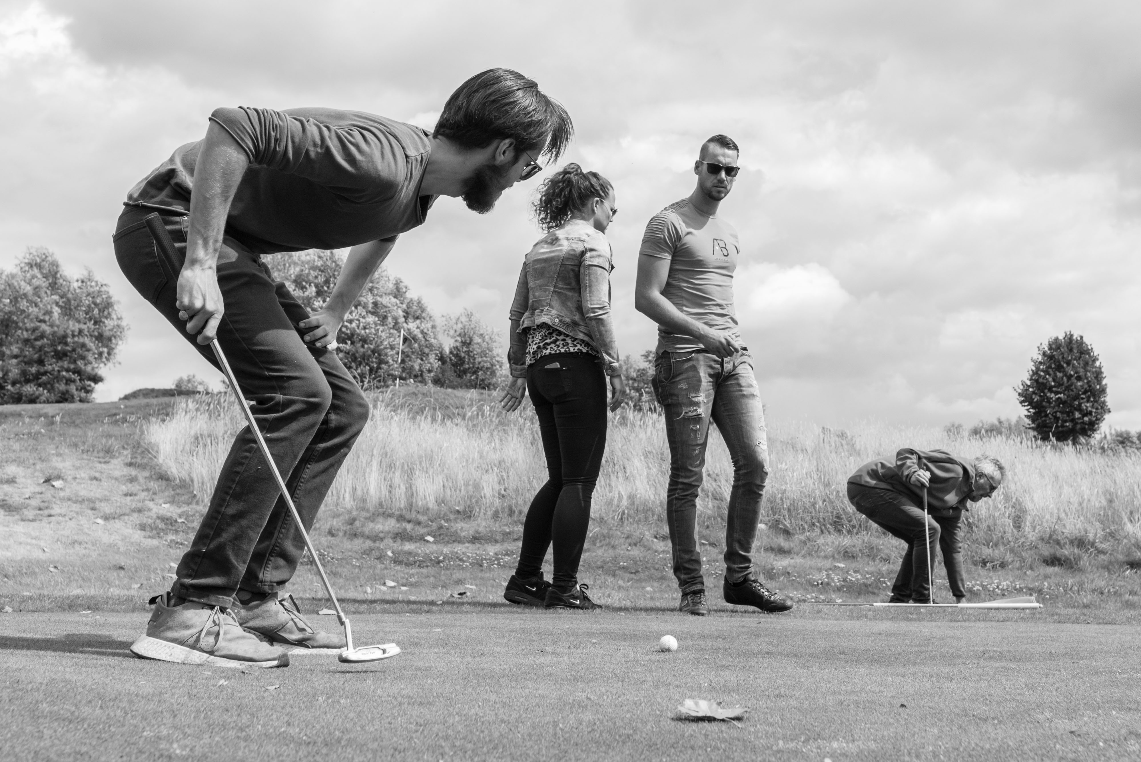 Een gezin speelt samen pitch en putt