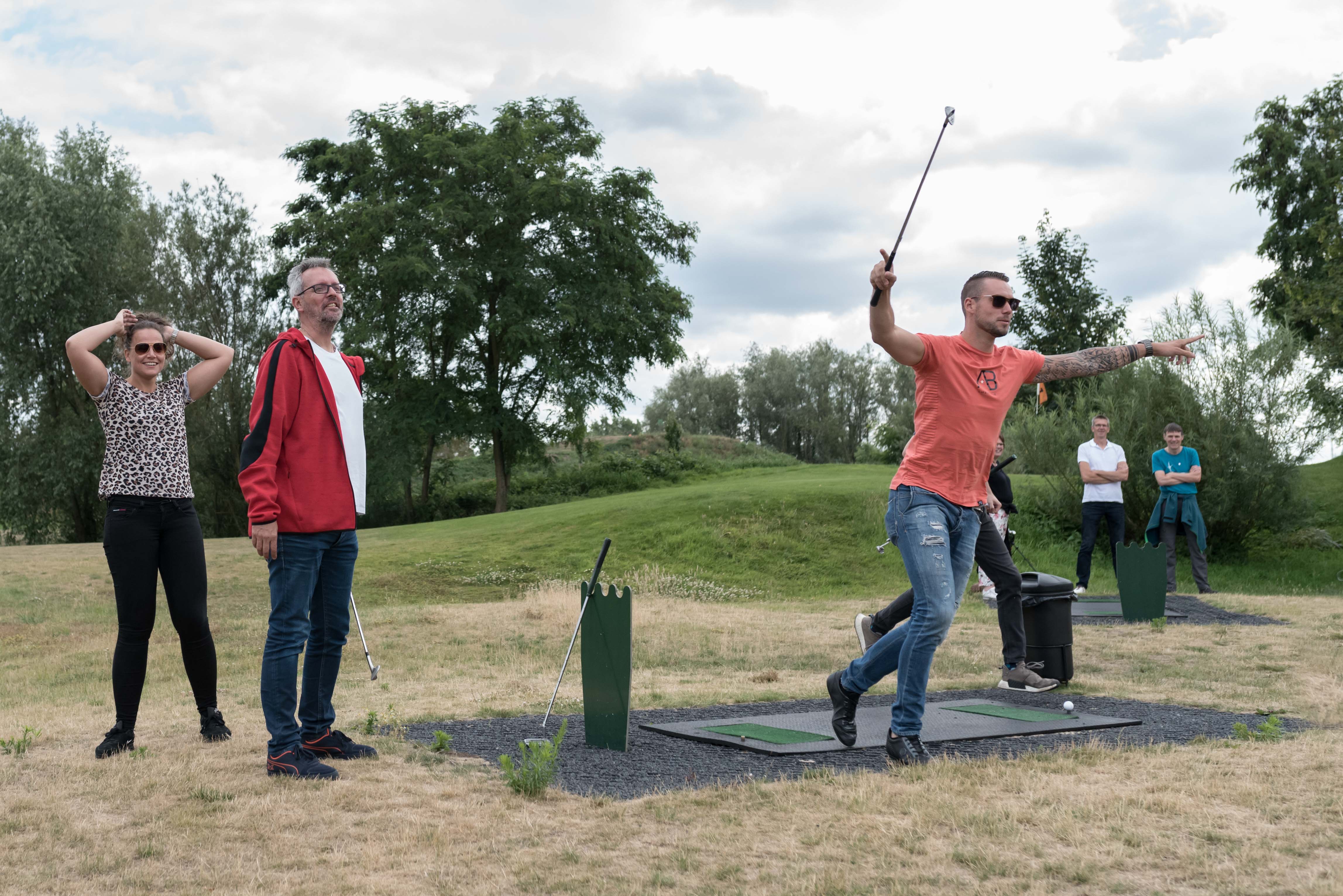 Een familie maakt mooie herinneringen tijdens pitchen en putten.