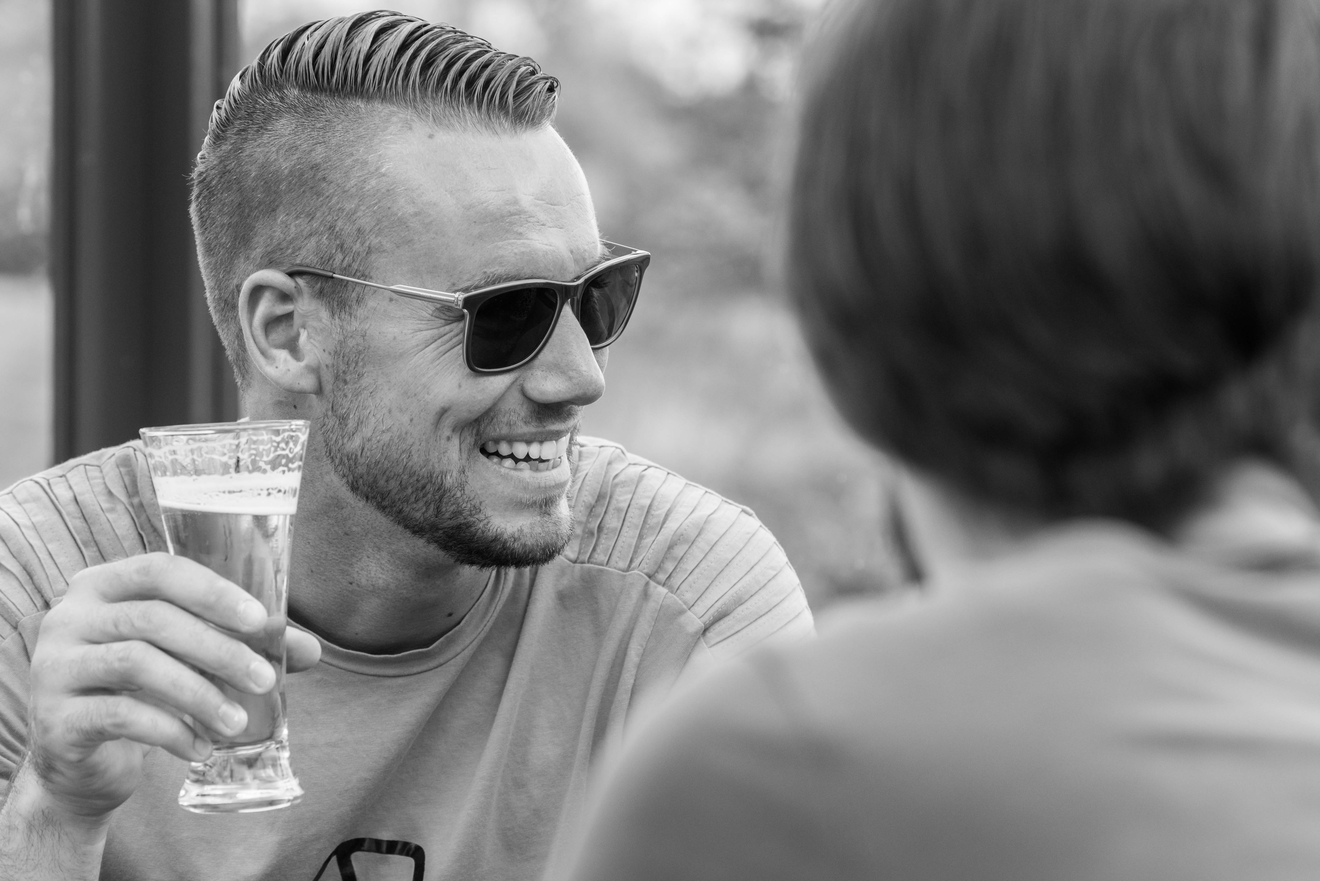 Samen een biertje drinken na een gezellige activiteit