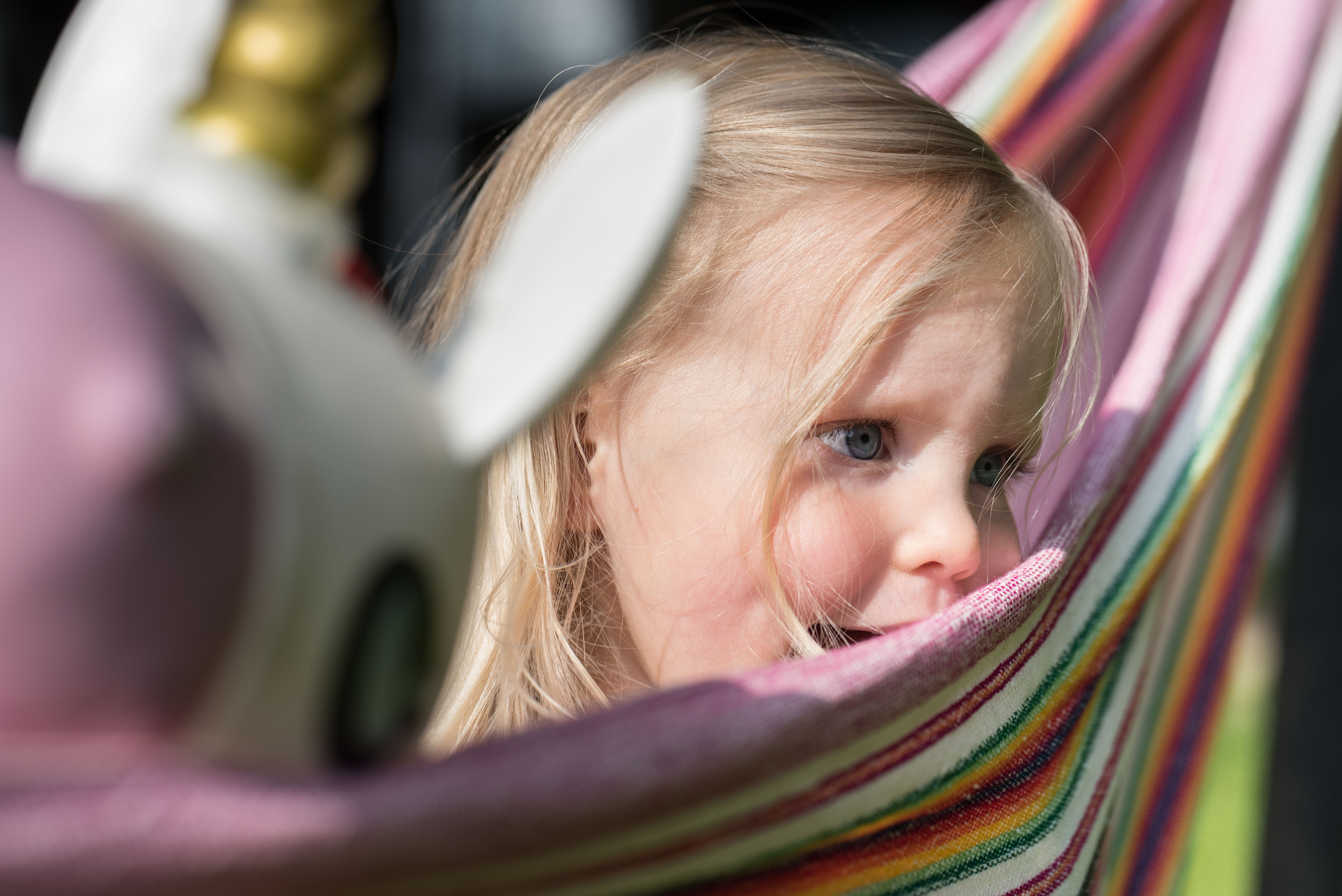 Meisje met dromerige blik in hangmat