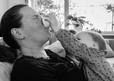 Dochter geeft moeder hardhandig een rozijntje Jasja de Wit Fotografie