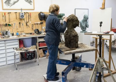 Maïté Duval aan het werk in haar atelier