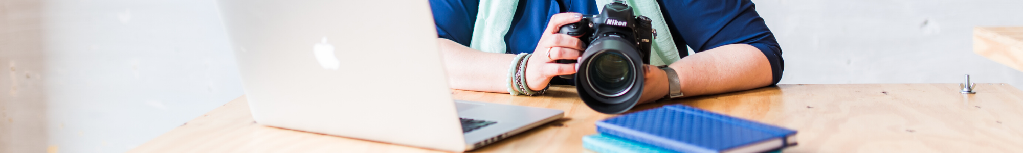 Fotograaf achter de laptop Jasja de Wit Fotografie