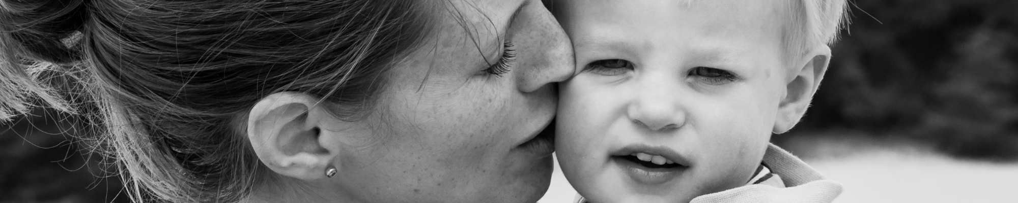 Moeder knuffelt haar zoon Jasja de Wit Fotografie Gezinsfotografie