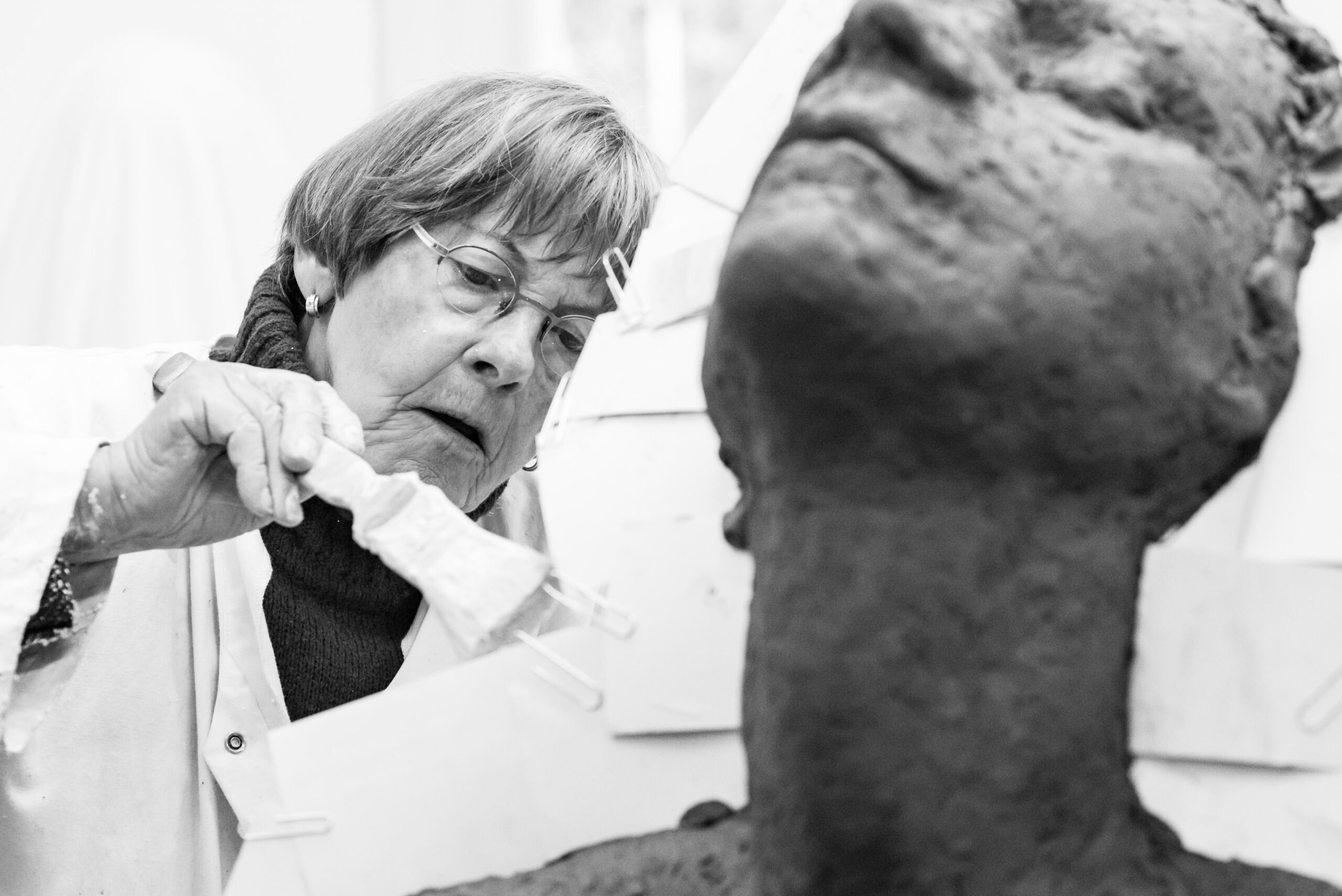 De passie van een kunstenares in beeld gebracht Kunstenares Maïté Duval aan het werk in haar atelier Jasja de Wit Fotografie Herinneringsreportage