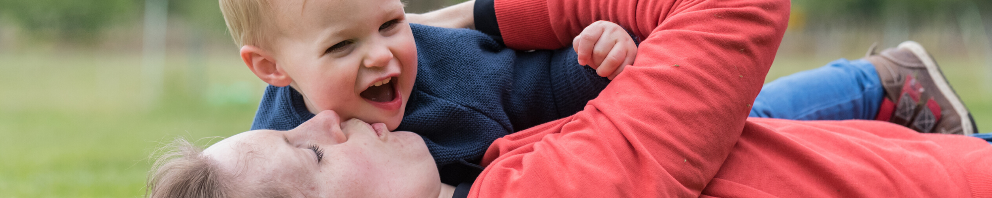 Header Marjon Moeder stoeit met haar zoon Jasja de Wit Fotografie Gezinsfotografie