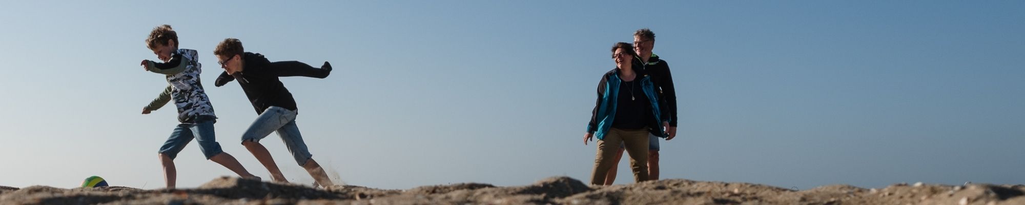 Ouders op het strand met hun kinderen Jasja de Wit Fotografie