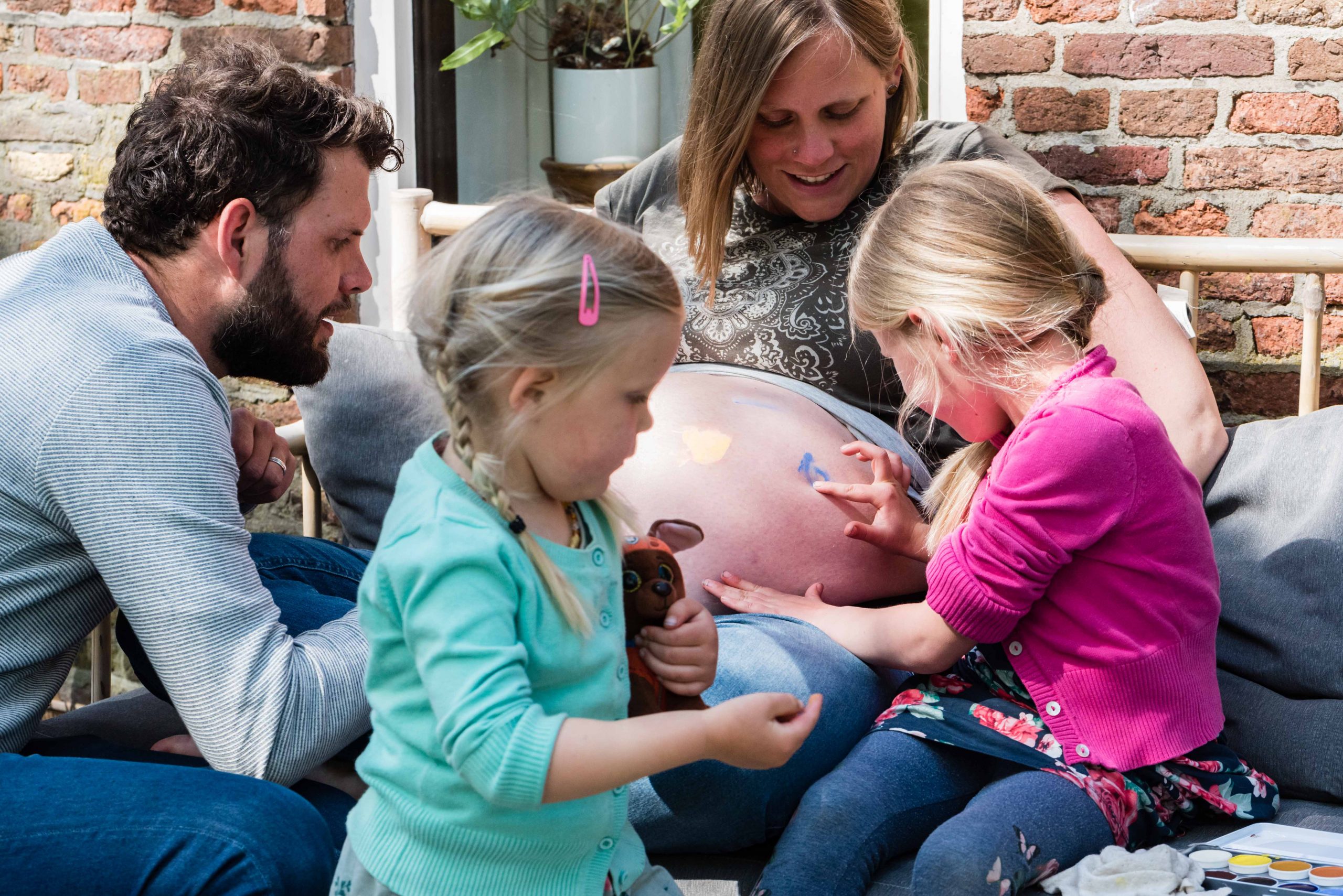 Kinderen beschilderen de buik van hun zwangere moeder Jasja de Wit Fotografie