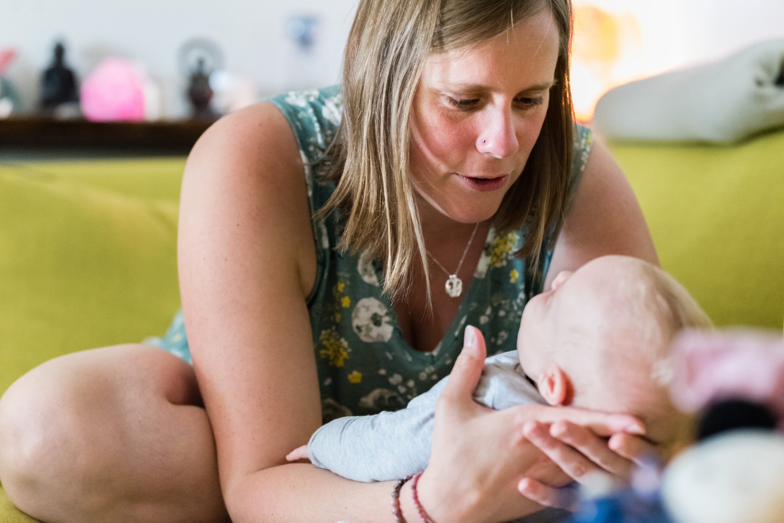 Moeder speelt met haar baby Jasja de Wit Fotografie Gezinsfotografie