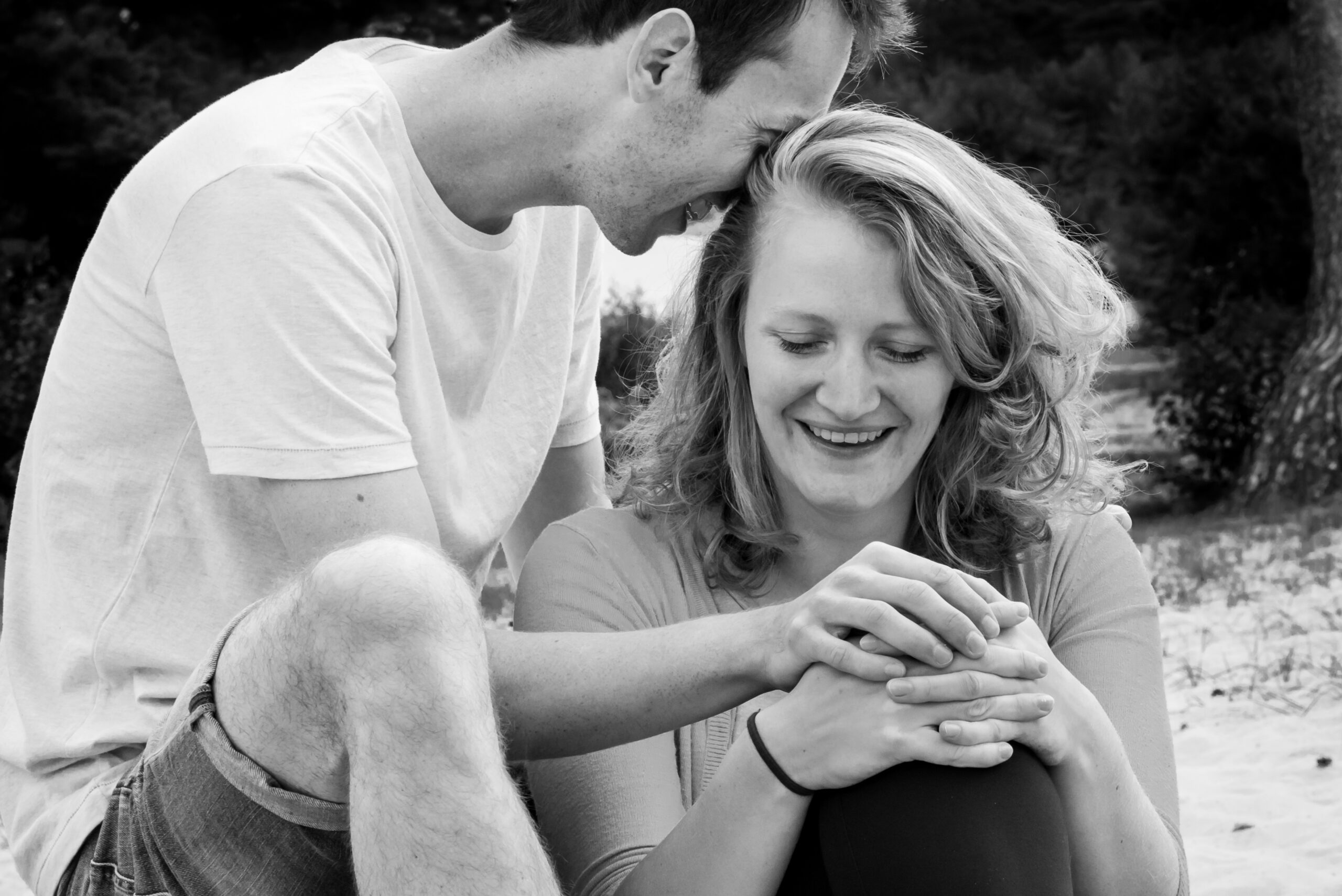 Lief gebaar van vriend naar vriendin tijdens fotoreportage Lief gebaar van vriend naar zijn vriendin Jasja de Wit Fotografie