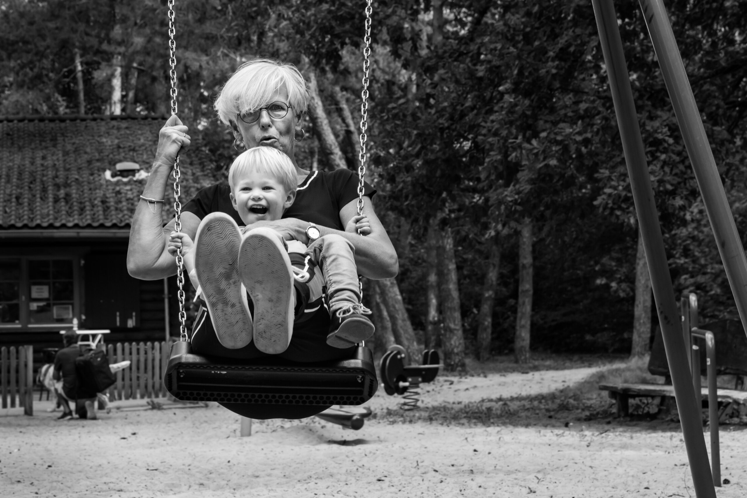 Oma heeft plezier met kleinkind op schommel Jasja de Wit Fotografie Herinneringsfotografie