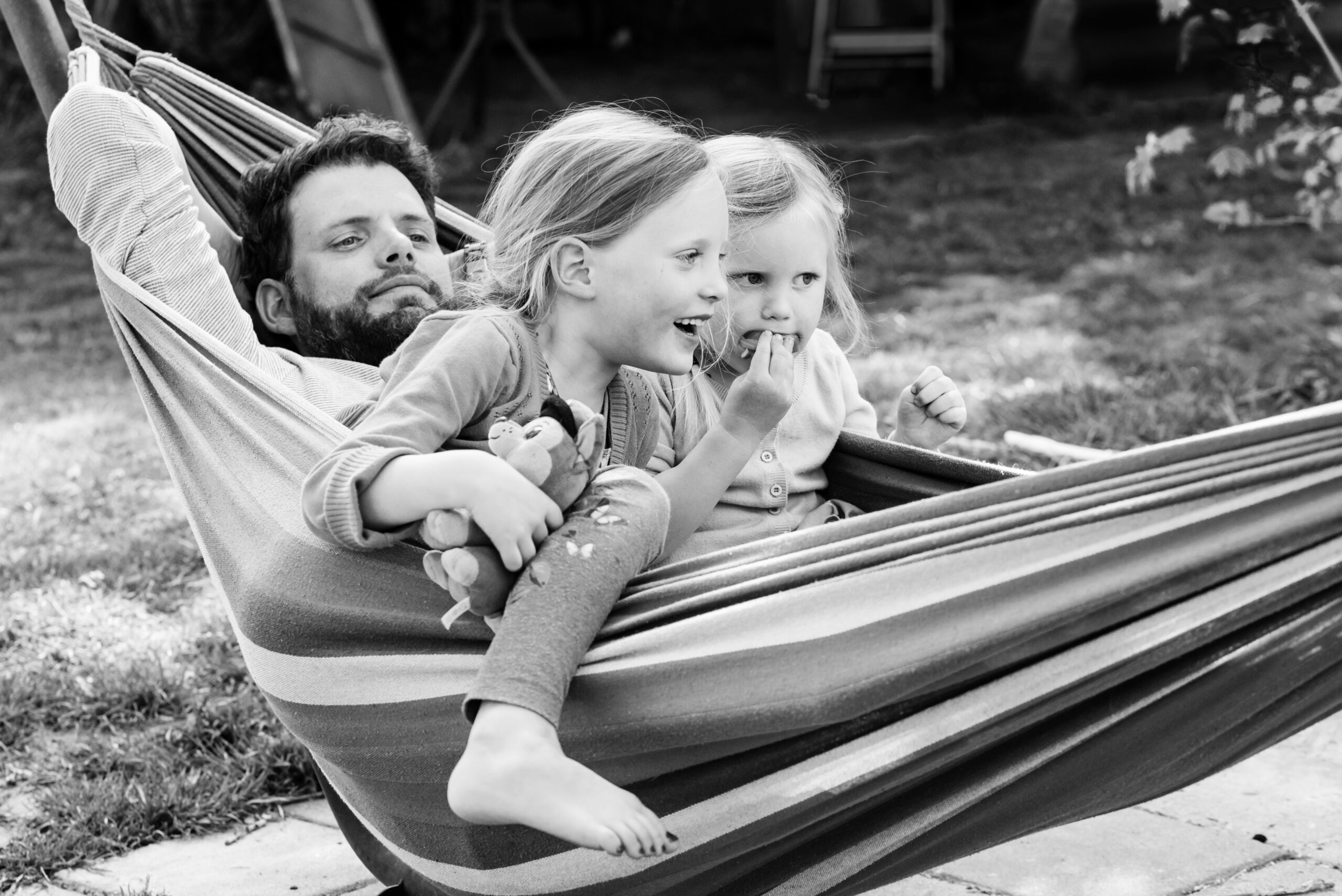 Vader ligt in hangmat met zijn kinderen Jasja de Wit Fotografie Herinneringsfotografie