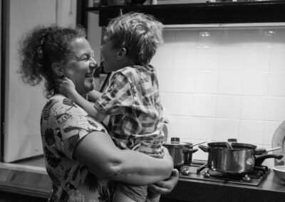 Moeder knuffelt zoon in keuken Jasja de Wit Fotografie Gezinsfotografie