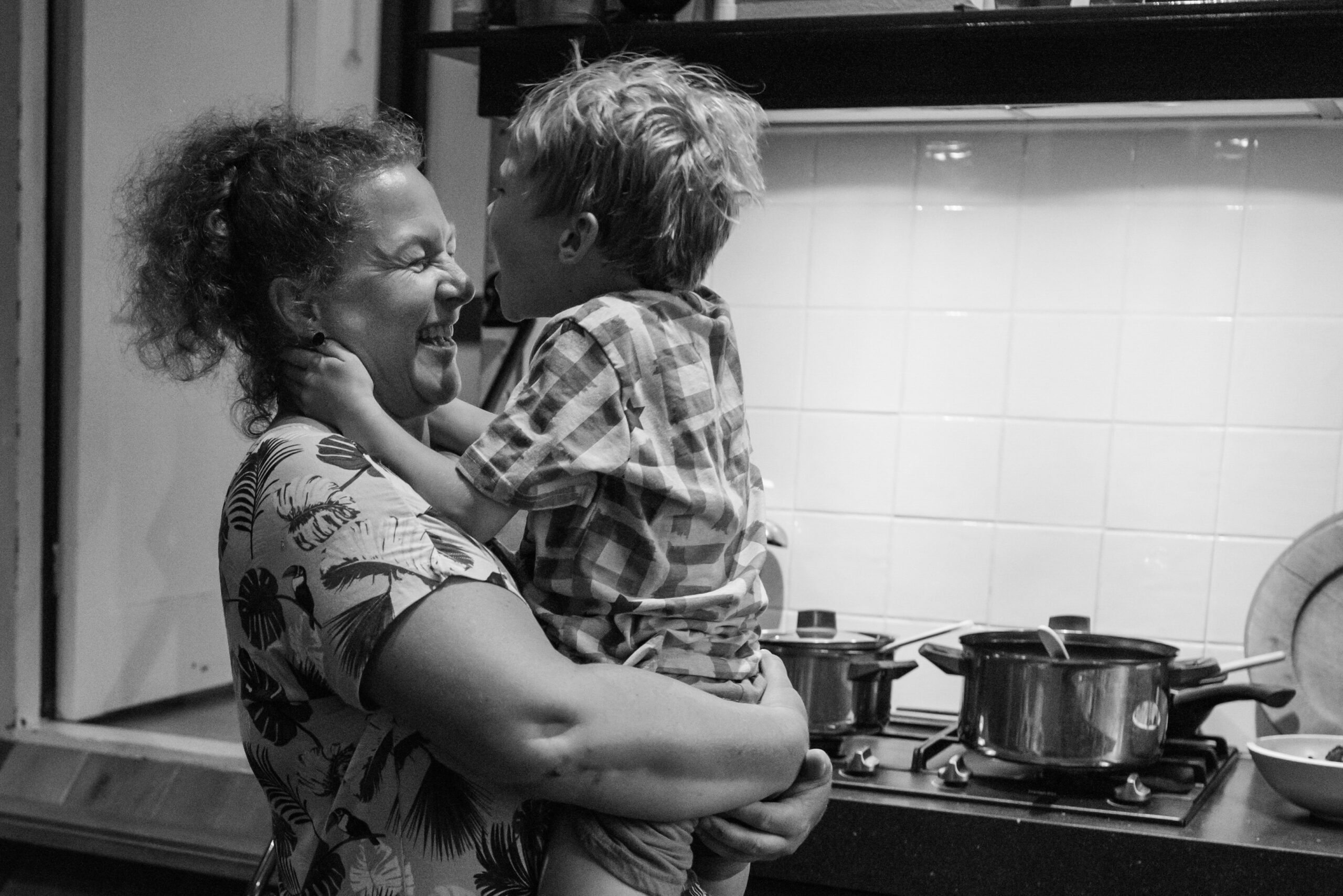 Moeder knuffelt zoon in keuken Jasja de Wit Fotografie Gezinsfotografie