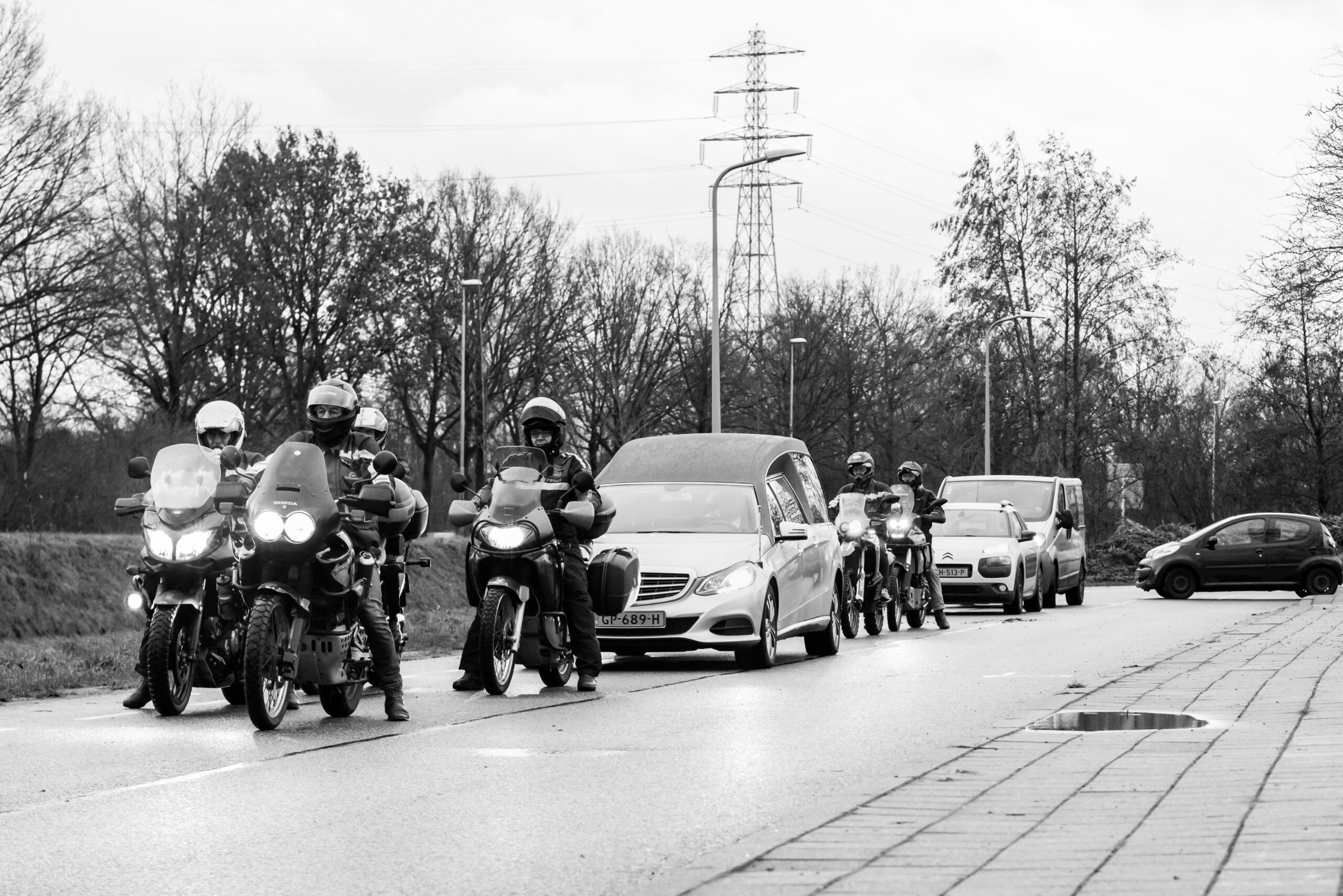 Rouwstoet met motorescorte Rouwstoet met motorescorte Jasja de Wit Fotografie afscheidsfotografie