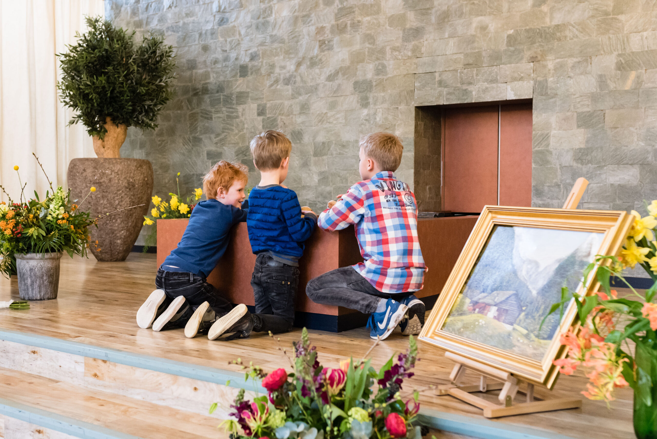 Spelende kinderen tijdens een uitvaart in Gelderland Spelende kinderen tijdens een uitvaart Jasja de Wit Fotografie