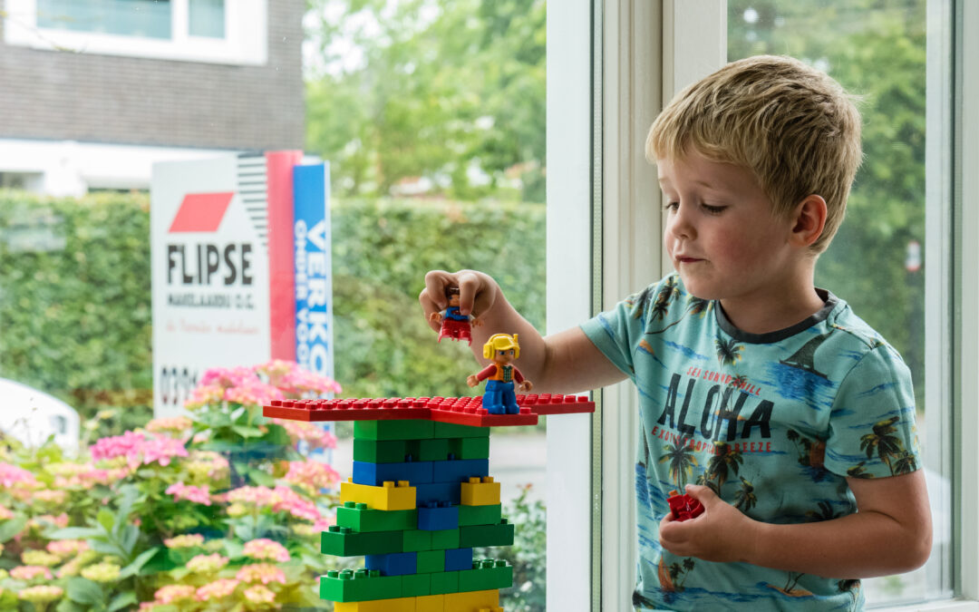 Verhuizen: het verhuisbord in de tuin