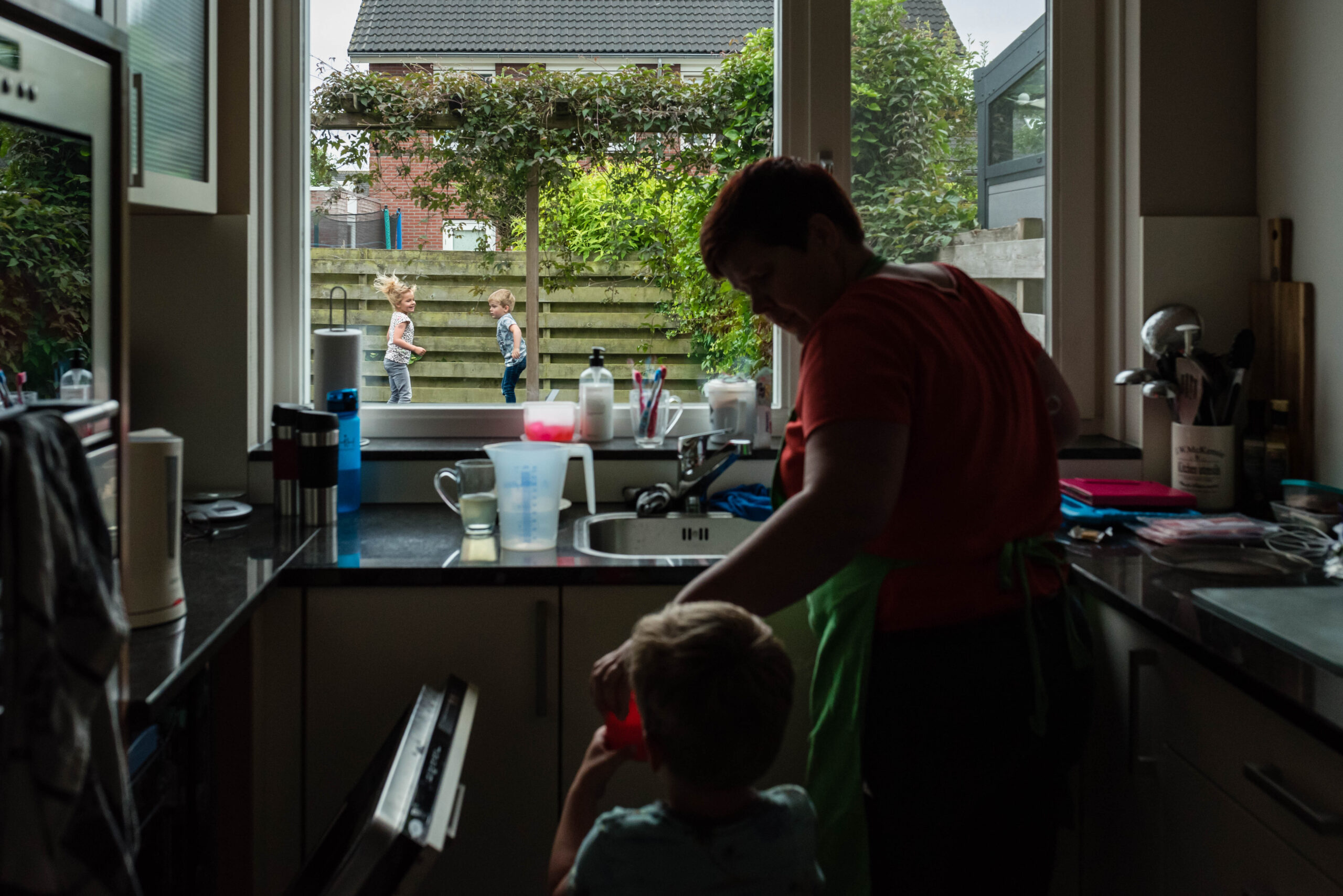 Vanuit de keuken heeft Maaike mooi zicht op de tuin