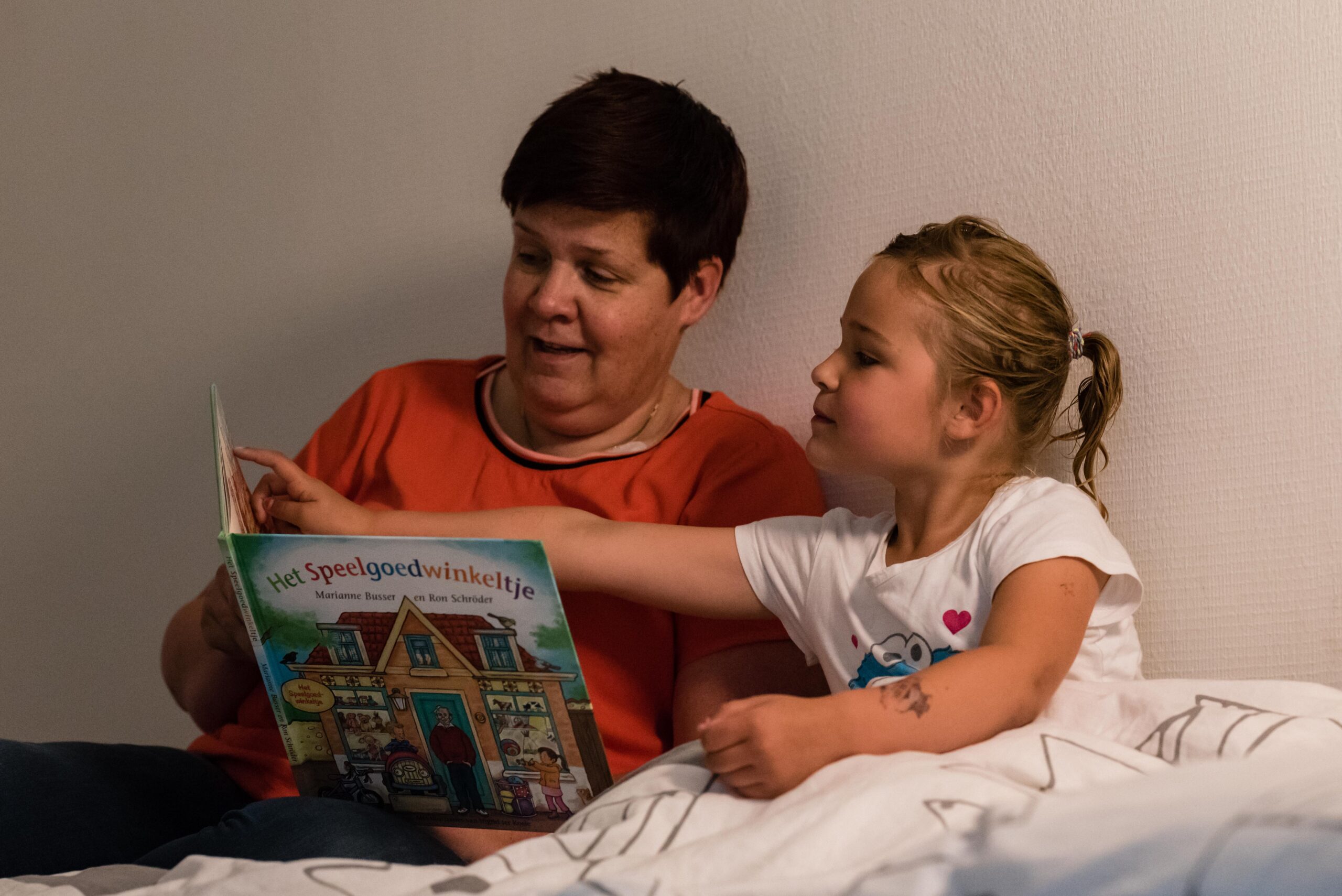 Natuurlijk tilt Gert de jongens op tot aan het plafond.