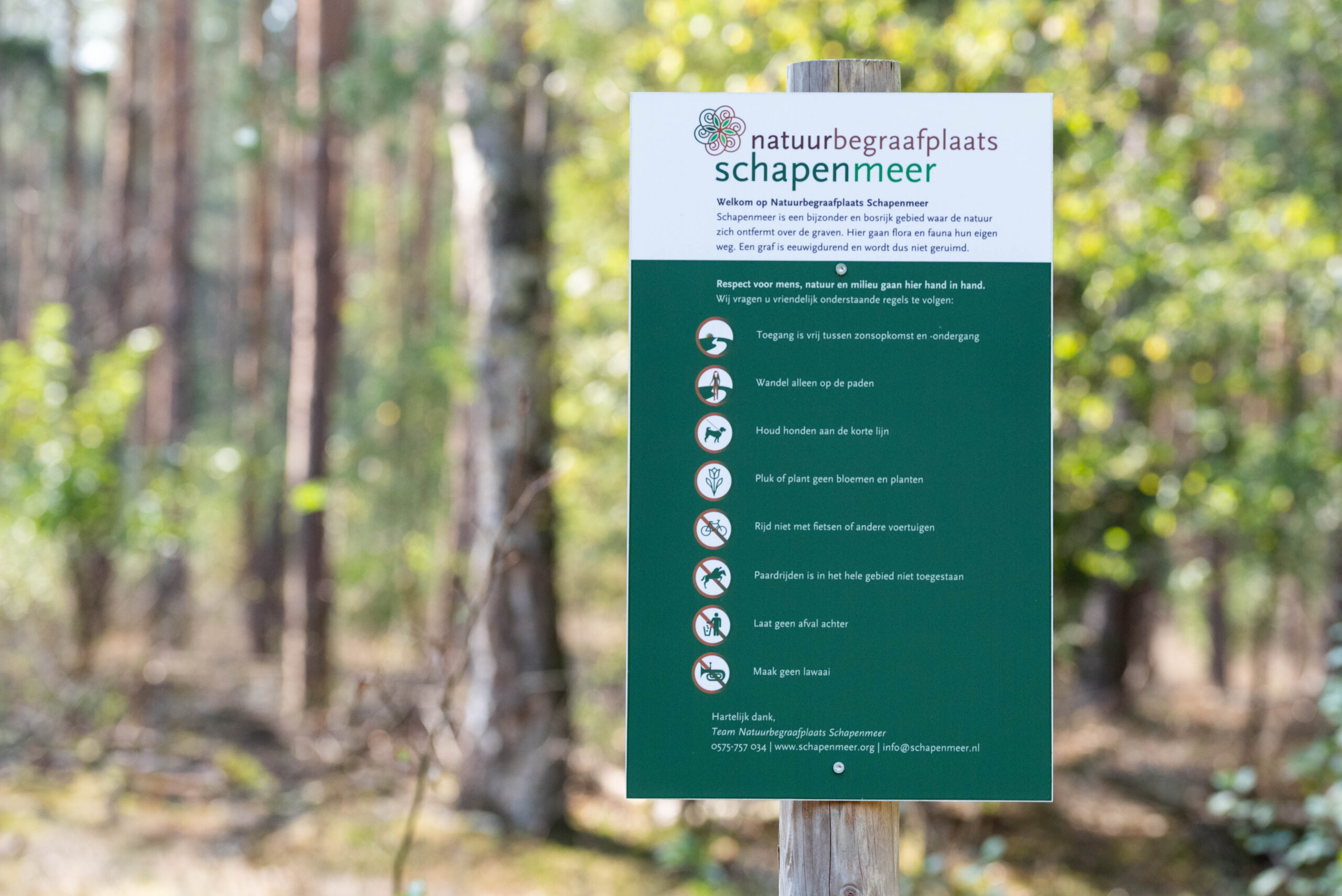 Bordjes wijzen wandelaars op de natuurbegraafplaats