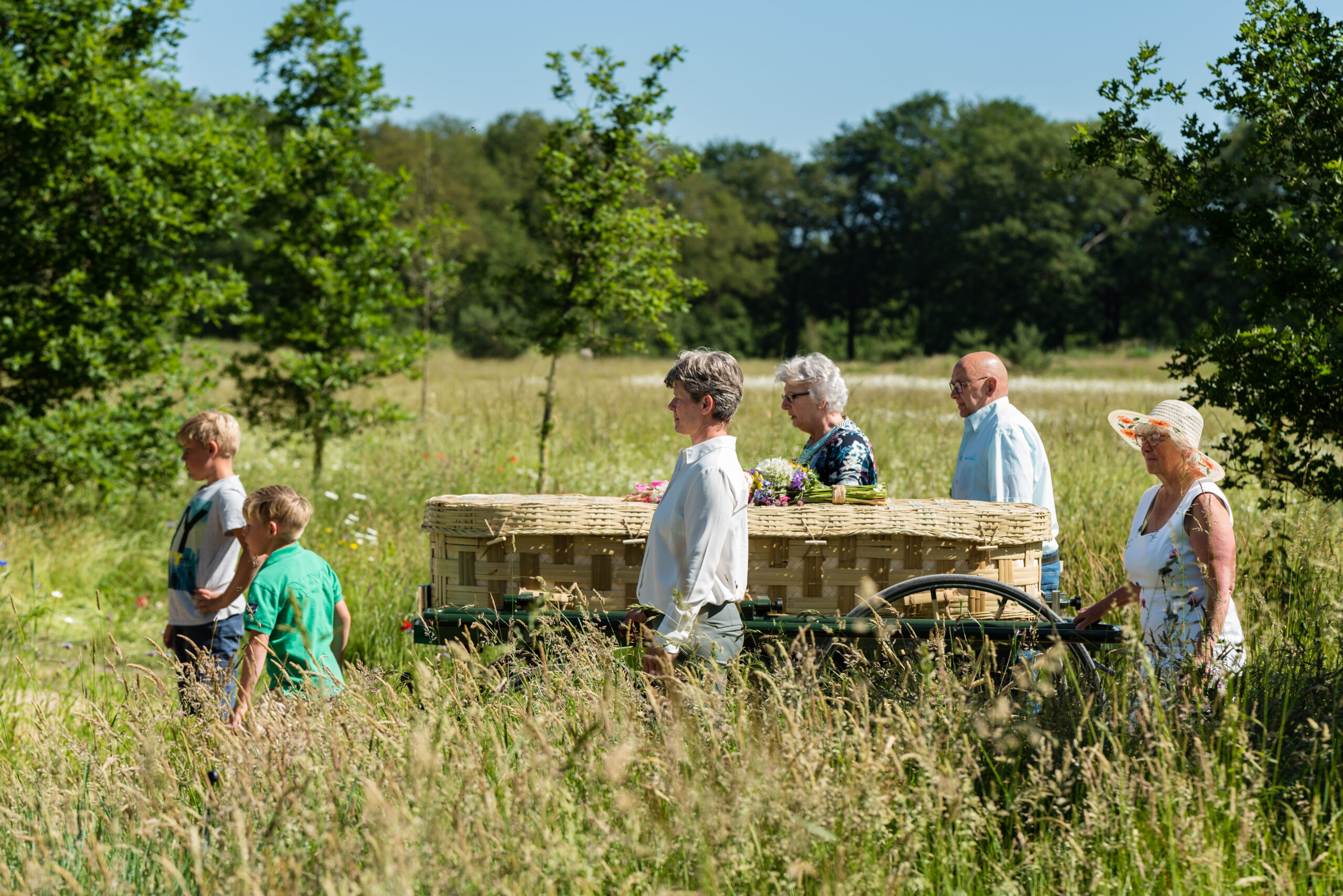 Rouwstoet op natuurbegraafplaats De Hoevens