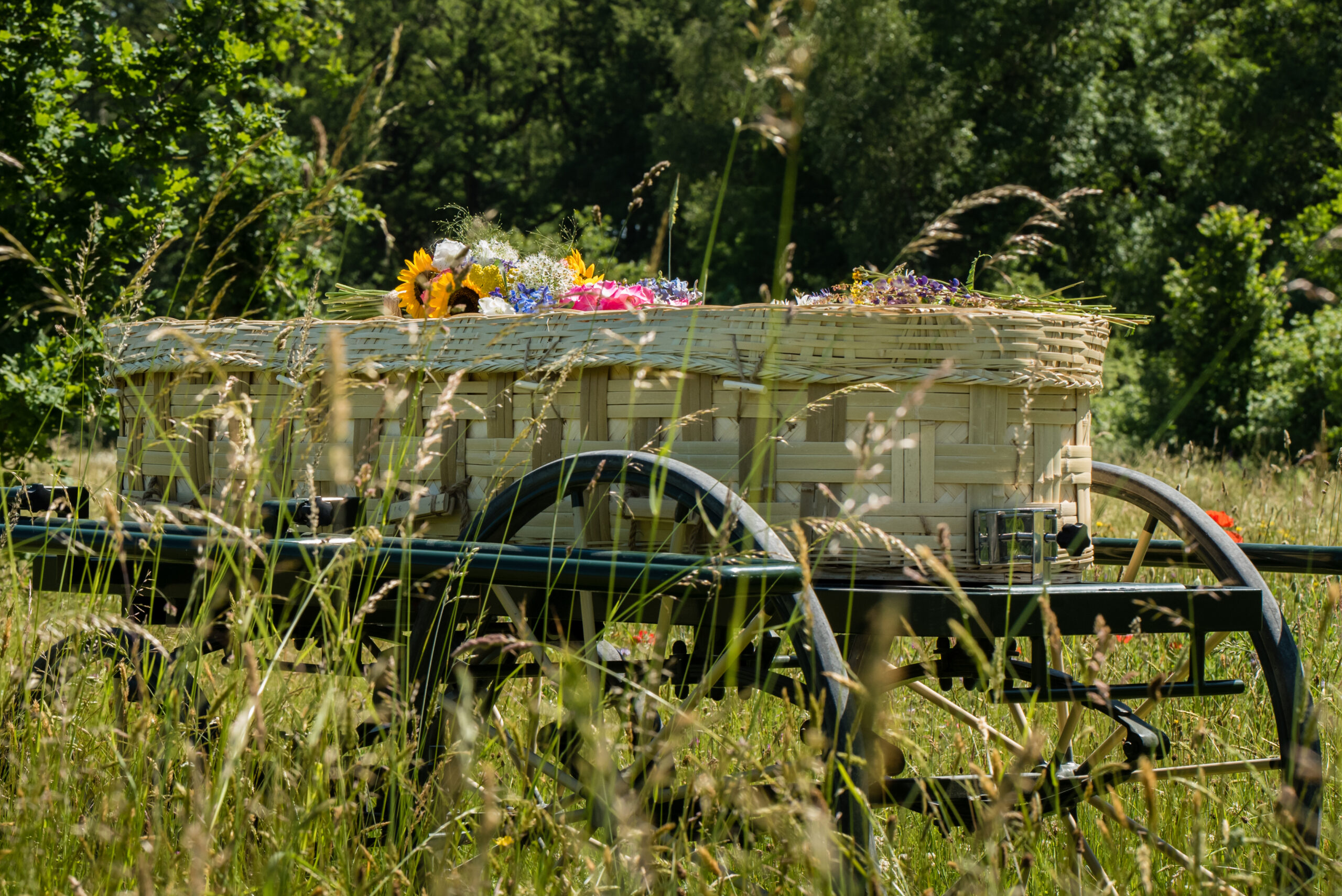 Rieten grafmand op loopkoets