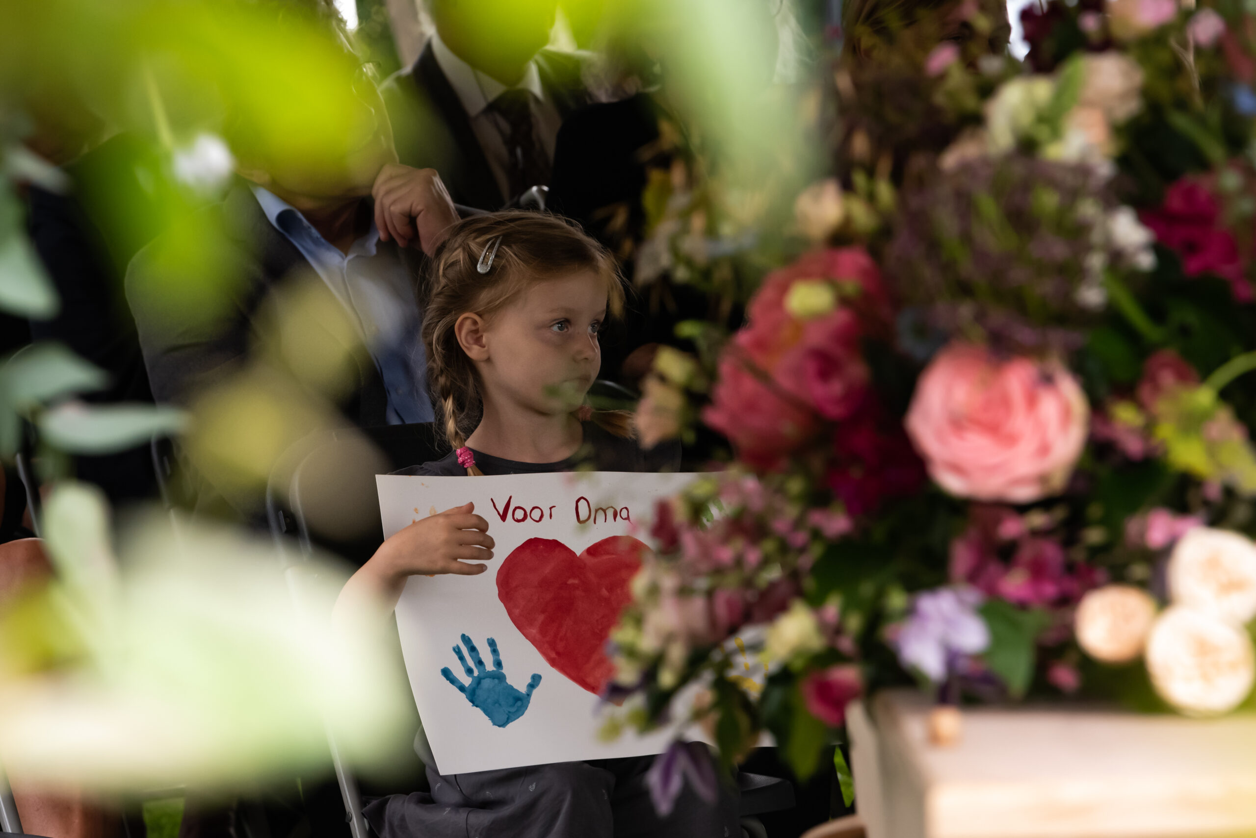 Afscheid rouwauto met zonnebloem Meisje met een mooie tekening op het afscheid van haar oma