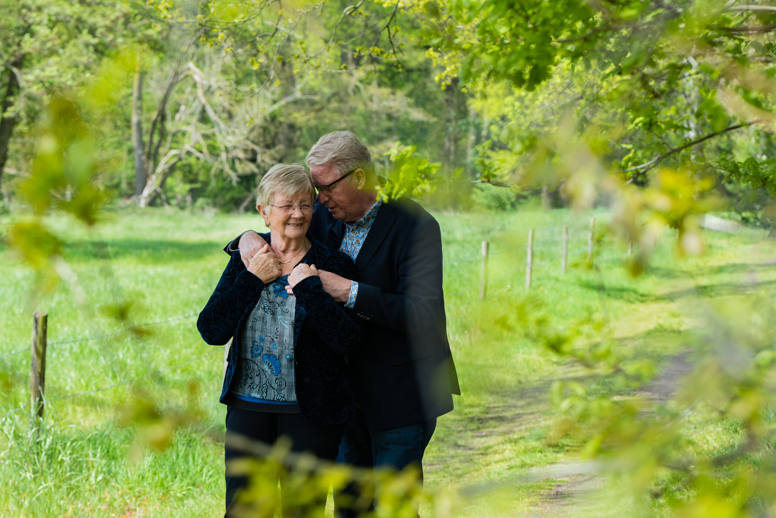 Man omhelst liefdevol zijn echtgenote